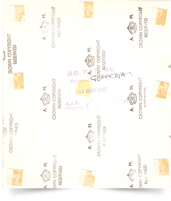 Il retro della foto11 Sulla carta fotografica sono bel visibili il logo del copyright e il timbro H.Q. RAF M.E.